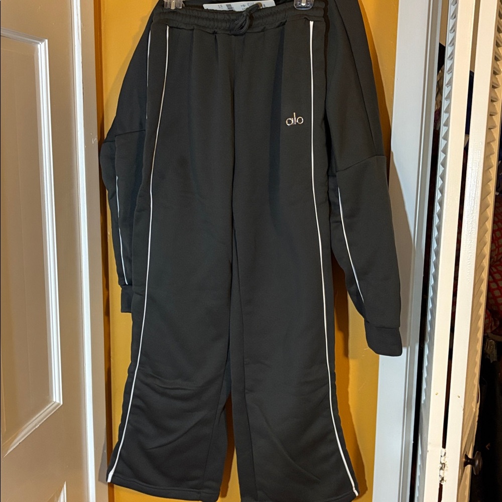 ALO Yoga Women's Gray Track Suit - Picture 3 of 3